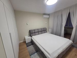 Postel nebo postele na pokoji v ubytování Petru Rares Residence