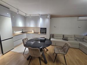 Kuchyň nebo kuchyňský kout v ubytování Petru Rares Residence + 16 fotografií