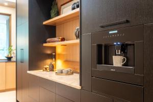 Kuchyň nebo kuchyňský kout v ubytování Mountain Lake Luxury Ski Chalet