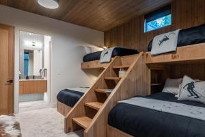 Postel nebo postele na pokoji v ubytování Mountain Lake Luxury Ski Chalet + 46 fotografií