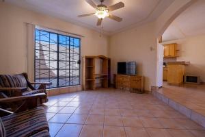un salon avec un ventilateur de plafond et une grande fenêtre dans l'établissement Casa Seascape Villas de Las Palmas, à San Felipe