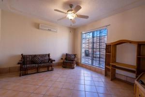 - un salon avec deux chaises et un ventilateur de plafond dans l'établissement Casa Seascape Villas de Las Palmas, à San Felipe 23 autres photos