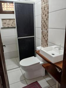 a bathroom with a toilet and a sink at Casas particulares Heil e Abadir in Urubici +82 photos