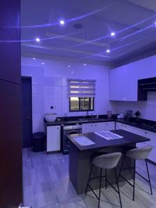 イケジャにあるSerenity Villa Ikejaの白いキャビネットと黒いカウンタートップを備えたキッチン