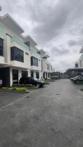 イケジャにあるSerenity Villa Ikejaの大きな建物前の駐車場