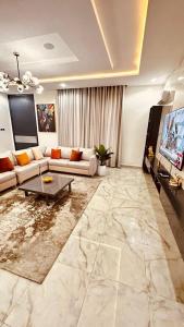 イケジャにあるSerenity Villa Ikejaのソファとテーブルのあるリビングルーム