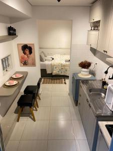 Η κουζίνα ή μικρή κουζίνα στο Kitnet Lourenço House