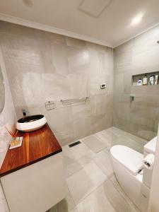 une salle de bains blanche avec toilettes et lavabo dans l'établissement Modern 2 bedroom home in burwood east, à Burwood East
