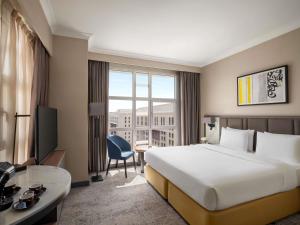 Postel nebo postele na pokoji v ubytování Anwar Al Madinah Mövenpick + 157 fotografií