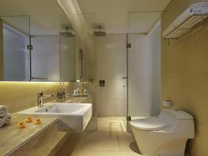 Koupelna v ubytování Mövenpick Resort & Spa Jimbaran Bali