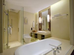 Koupelna v ubytování Mövenpick Resort & Spa Jimbaran Bali