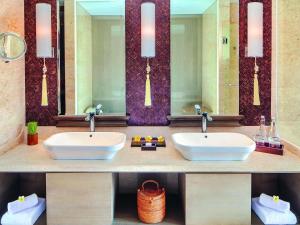 Koupelna v ubytování Mövenpick Resort & Spa Jimbaran Bali + 133 fotografií