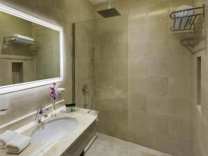 Ένα μπάνιο στο Movenpick Hotel Qassim +57 φωτογραφίες
