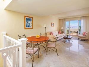 O zonă de relaxare la Mövenpick Resort & Residences Aqaba