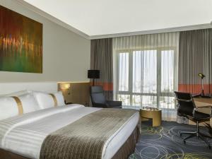 Postel nebo postele na pokoji v ubytování Mövenpick Hotel Amman