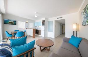 Kuchyň nebo kuchyňský kout v ubytování Port Views On Airlie Premier