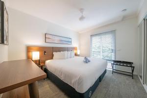 Postel nebo postele na pokoji v ubytování Port Views On Airlie Premier + 11 fotografií