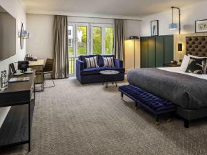 una habitación de hotel con una cama y un sofá en Mercure Oxford Hawkwell House Hotel, en Oxford 62 fotos más