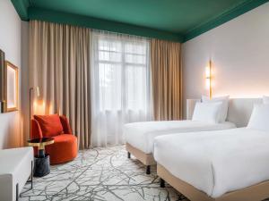 ソポトにあるRezydent Hotel Sopot - MGallery Collectionのベッド2台と椅子があるホテルの部屋 +259枚の写真