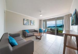 TV a/nebo společenská místnost v ubytování Port Views On Airlie Premier