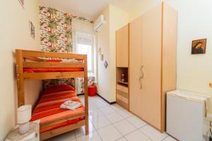 una habitación con una litera y un armario en Fabiola Guest House, en Pompeya 92 fotos más
