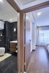 Un baño con inodoro, lavabo y ducha. en Appartement ou Villa de charme à Taghazout Bay, en Agadir nʼ Aït Sa