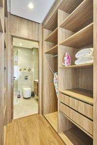 Un baño con ducha a ras de suelo y un inodoro. en Appartement ou Villa de charme à Taghazout Bay, en Agadir nʼ Aït Sa