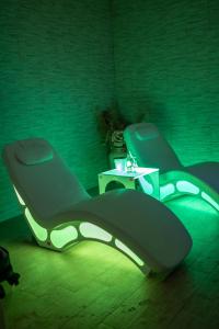 Habitación verde con 2 camas y mesa en Fabiola Guest House, en Pompeya