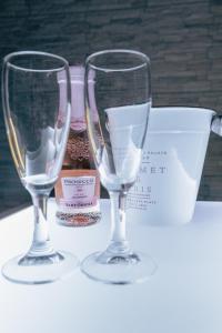 dos copas de vino sentadas en una mesa junto a una caja en Fabiola Guest House, en Pompeya