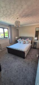 Postel nebo postele na pokoji v ubytování Stunning Fir Trees Corner 3 bedroom detached Executive house with free drive way parking for 2 vehicles 1 mile from M5 dogs welcome