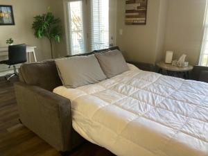 a large bed in a room with a couch at 20 Minutes to Skiing in Midvale +7 photos