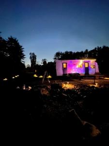 Bygningen som luksusteltet ligger i + 2 billeder