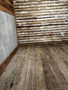 an empty room with a wooden floor and a wall at Aconchegante demais in Macapá