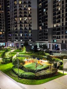 ベオグラードにあるBelgrade Waterfront Primestayの高層ビルが立ち並ぶ公園