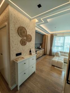 ベオグラードにあるBelgrade Waterfront Primestayのキッチン、リビングルームが備わる広い客室です。