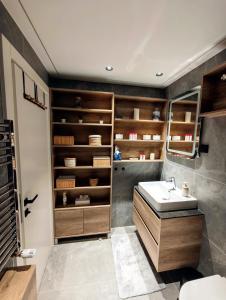 ベオグラードにあるBelgrade Waterfront Primestayの洗面台とトイレ付きのバスルーム