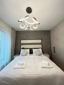 ベオグラードにあるBelgrade Waterfront Primestayのベッドルーム(大きな白いベッド、天井ファン付)