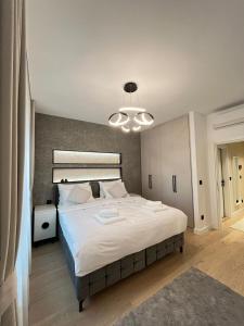 ベオグラードにあるBelgrade Waterfront Primestayのベッドルーム(天井の白い大型ベッド1台付) +48枚の写真