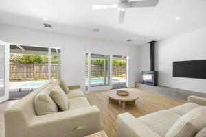 Μια τηλεόραση ή/και κέντρο ψυχαγωγίας στο Limestone Lodge - Pool Spa Retreat