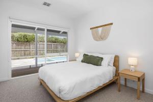 Ένα ή περισσότερα κρεβάτια σε δωμάτιο στο Limestone Lodge - Pool Spa Retreat +12 φωτογραφίες