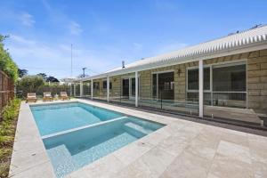 Πισίνα στο ή κοντά στο Limestone Lodge - Pool Spa Retreat