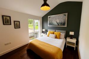 Postel nebo postele na pokoji v ubytování Countryside Retreat - Indoor Pool, Sauna, Hot Tub