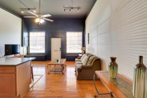 Χώρος καθιστικού στο Steps to Restaurants and Shops! Dtwn Marshall Apt