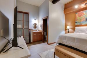 Ένα ή περισσότερα κρεβάτια σε δωμάτιο στο Ultimate Convenience Historic Dtwn Marshall Apt!