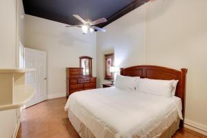 Ένα ή περισσότερα κρεβάτια σε δωμάτιο στο Steps to Restaurants and Shops! Dtwn Marshall Apt