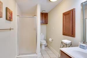 Ένα μπάνιο στο Steps to Restaurants and Shops! Dtwn Marshall Apt +16 φωτογραφίες