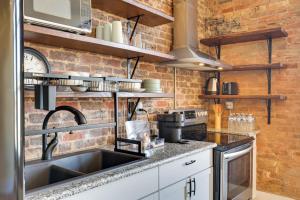 Kuchyň nebo kuchyňský kout v ubytování Shop, Dine and Unwind at Historic Dtwn Marshall Apt