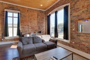 Χώρος καθιστικού στο Walk to Courthouse Sq! Loft-Style Marshall Studio