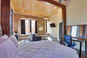 Ένα ή περισσότερα κρεβάτια σε δωμάτιο στο Walk to Courthouse Sq! Loft-Style Marshall Studio