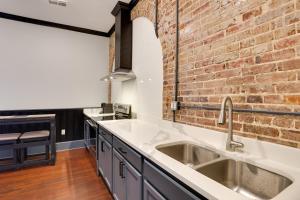 Φωτογραφία από το άλμπουμ του Walk to Museums! Historic Downtown Marshall Apt σε Marshall +16 φωτογραφίες